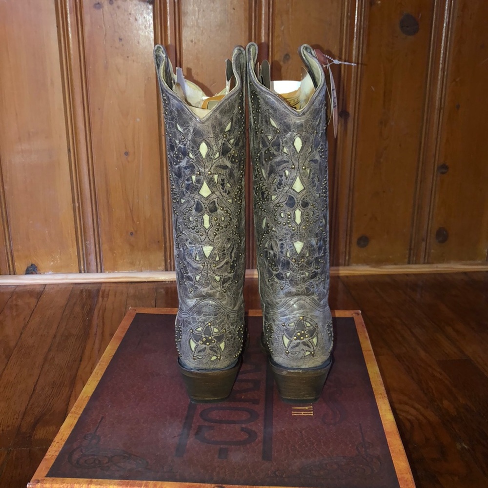 Corral Boots; Brown Crater Bone Inlay & Studs - Picture 2 of 5